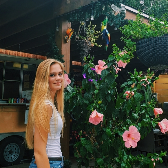 Meet your Posher, Nada - Picture 1 of 2